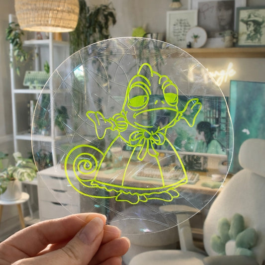 Pascal en robe Raiponce 🌈 Suncatcher Sticker 🌈 Autocollant Magique Attrape-Soleil